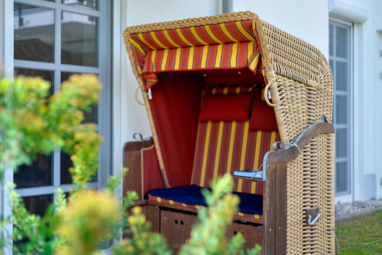 Strandkorb auf der Terrasse der Wohnung 47 in Balm